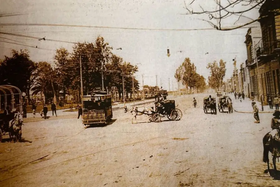 EN EL BAJO. Peatones y vehículos tirados por caballos se mezclan en la populosa zona con los tranvías eléctricos.