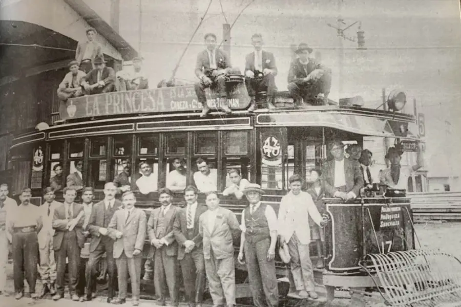 DE SACO Y CORBATA. Subidos al techo, en su interior o parados en la calle, un grupo de tucumanos posa junto con un tranvía.