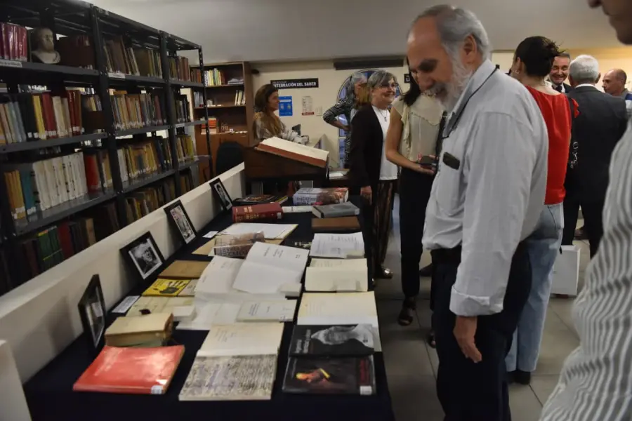DONACIÓN. Los libros que entregaron las familias de las personalidades reconocidas en la biblioteca de la Unsta. LA GACETA / FOTO DE OSVALDO RIPOLL