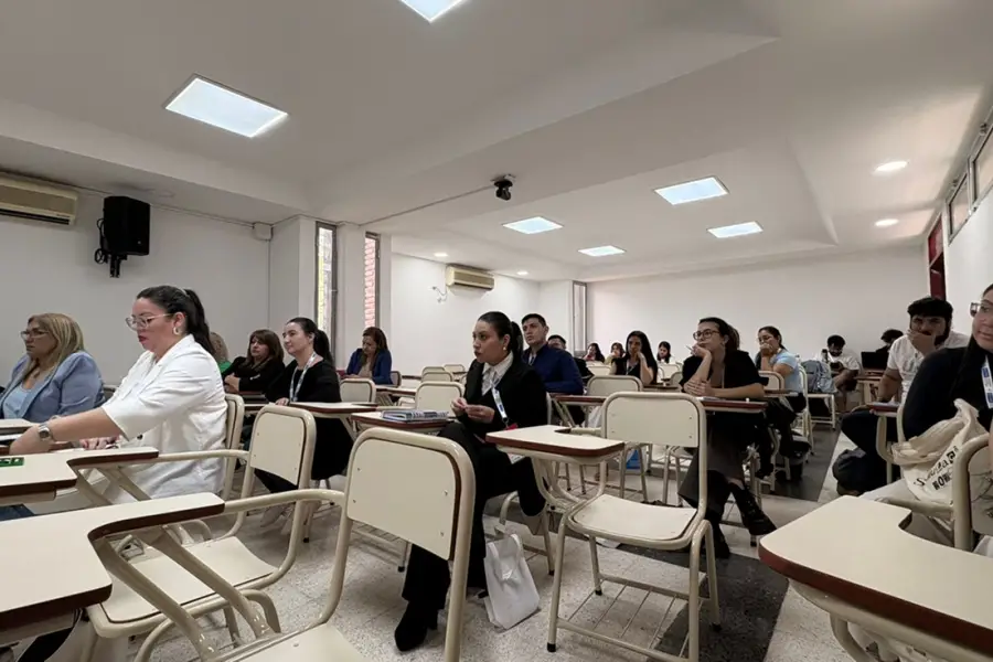 EN EL AULA 13. Su trabajo sobre salud mental y prevención del suicidio en jóvenes generó un profundo intercambio entre investigadores, docentes y estudiantes. / LA GACETA