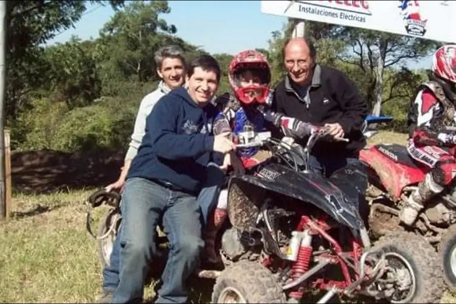 TODO EMPEZÓ AHÍ. A los tres años ya se subía a un cuatriciclo y soñaba con competir como su papá y su primo Marcos.