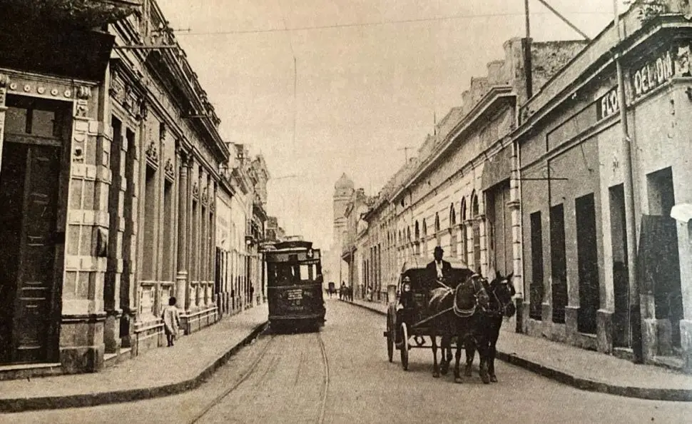EN PLENO CENTRO. Mientras avanzan un coche eléctrico y otro a tracción a sangre, en el fondo se perfila la cúpula de la iglesia Catedral.