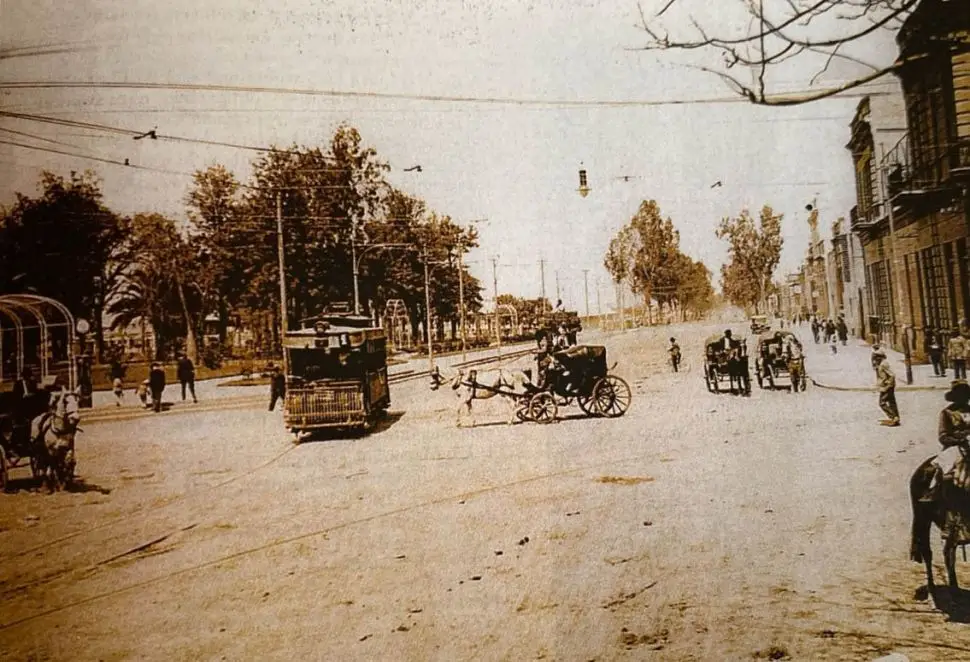 EN EL BAJO. Peatones y vehículos tirados por caballos se mezclan en la populosa zona con los tranvías eléctricos.