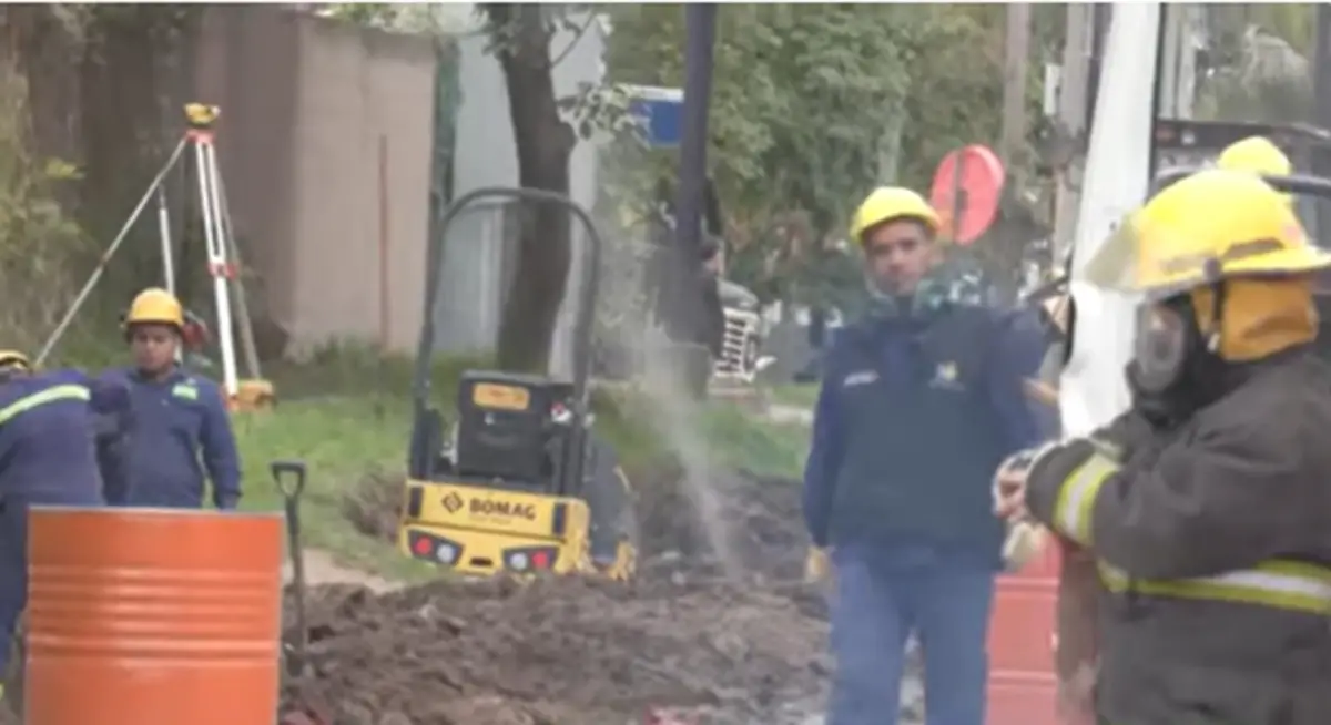 Gasnor envió cuadrillas técnicas para evaluar el daño y realizar el cierre del flujo de gas en el sector afectado. 