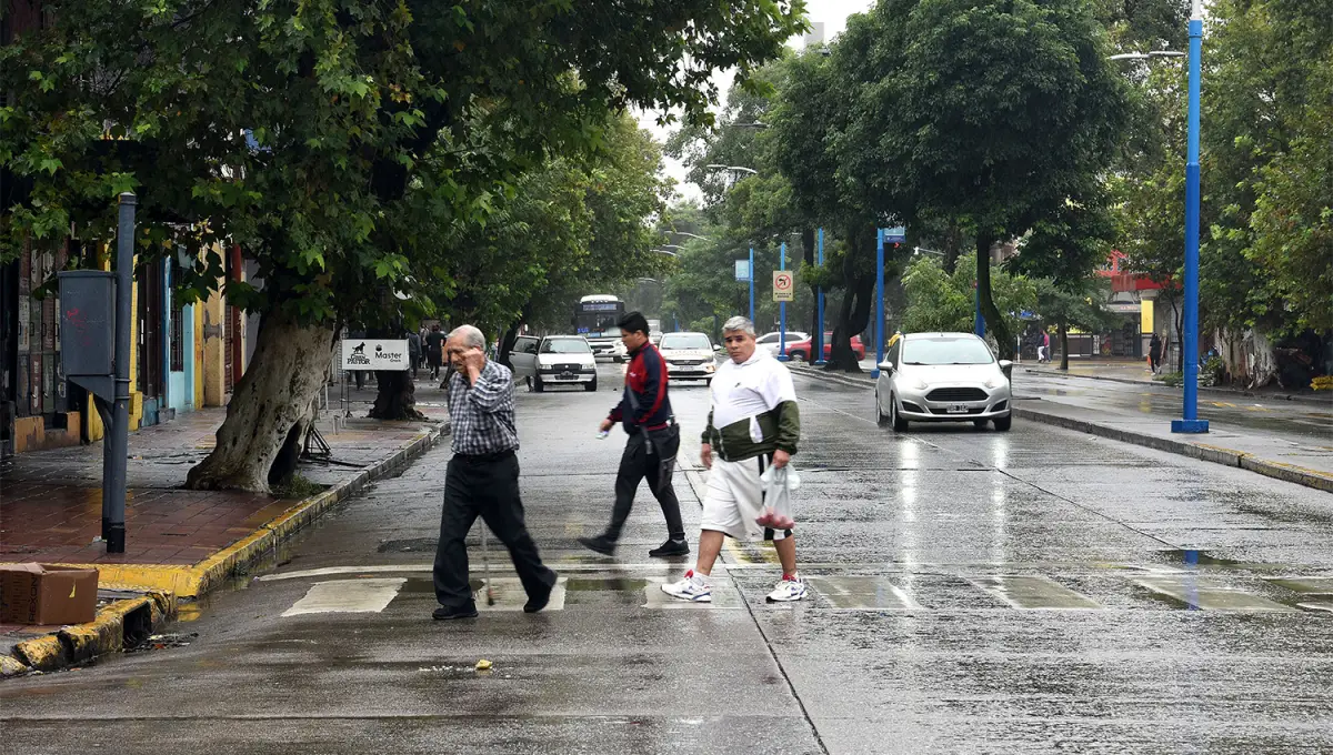 HÚMEDO. La mañana comenzó con algunos chaparrones aislados y se espera una jornada marcada por la humedad. 