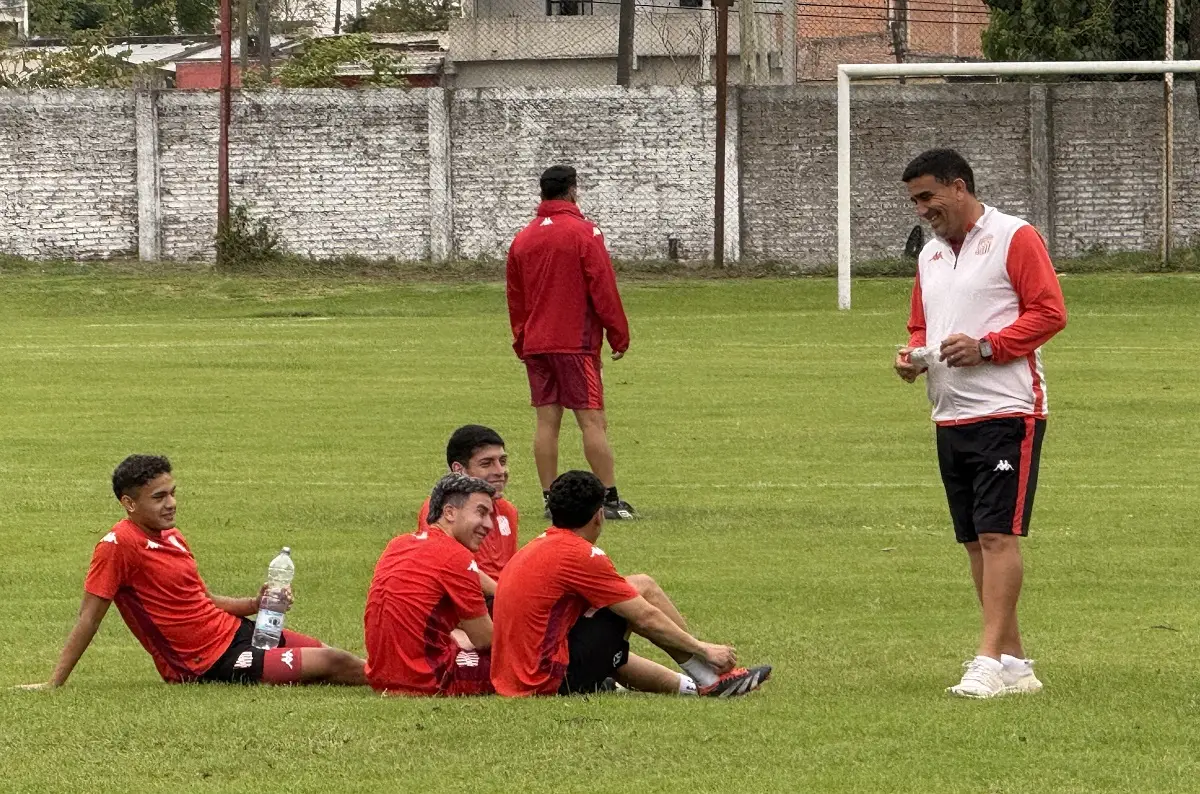 ENCUENTRO. Campodónico sonríe mientras conversa con Cisnero, Gutiérrez, Rodríguez y Vera en la cancha principal del complejo, tras el regreso a los entrenamientos.