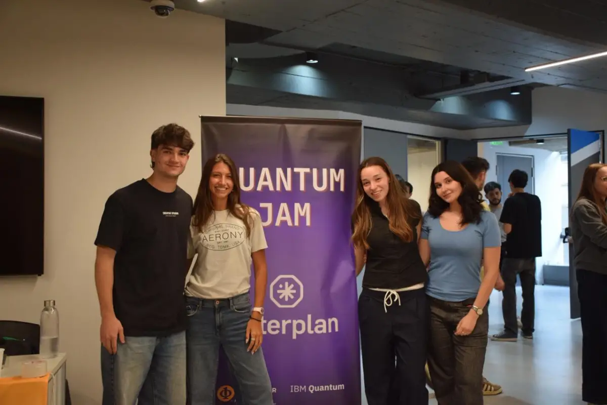 INNOVACIÓN. Juanchi, Athina, Ana Paula y Naomi, estudiantes de Ingeniería en Inteligencia Artificial de UdeSA, ganaron la competencia de computación cuántica del ITBA e IBM.