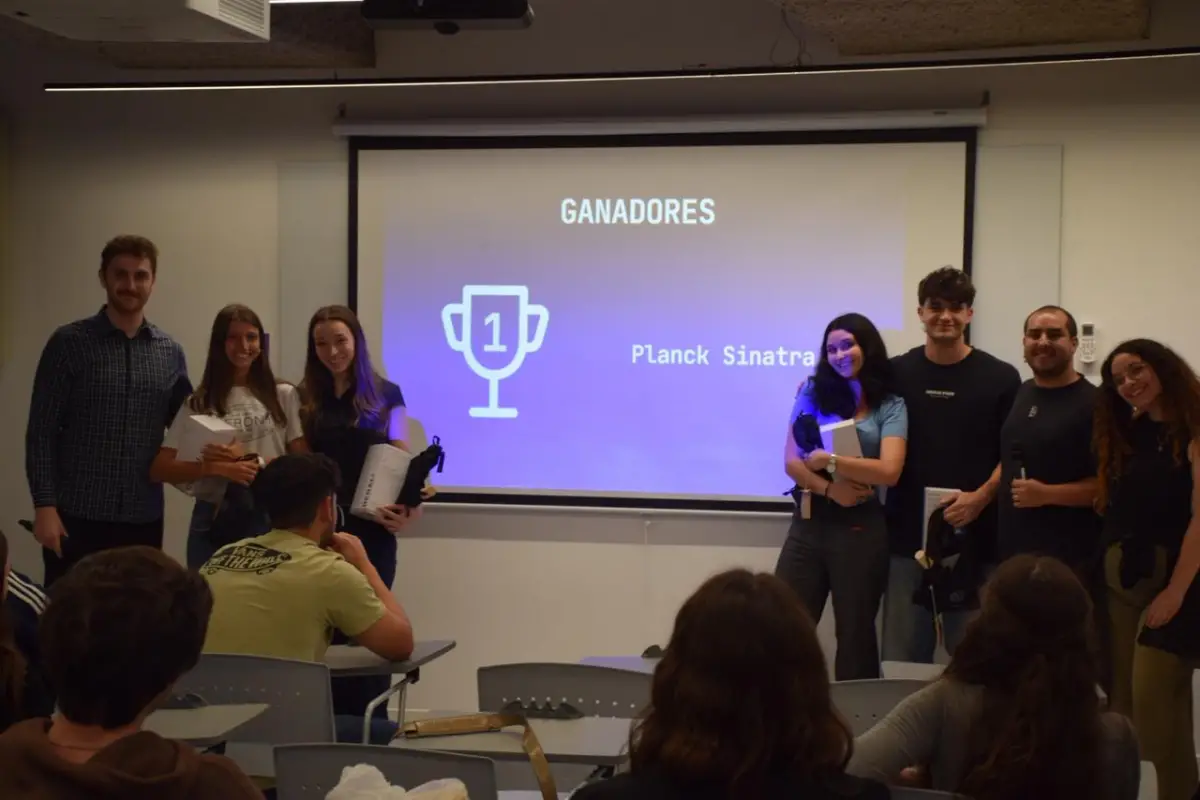 INNOVACIÓN. Juanchi, Athina, Ana Paula y Naomi, estudiantes de Ingeniería en Inteligencia Artificial de UdeSA, ganaron la competencia de computación cuántica del ITBA e IBM.