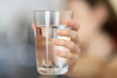 No son dos litros: la cantidad real de agua que deberías beber según tu cuerpo y estilo de vida