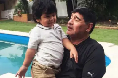 Con la campera y los zapatos de su papá, Dieguito Fernando emocionó al recordar a Maradona