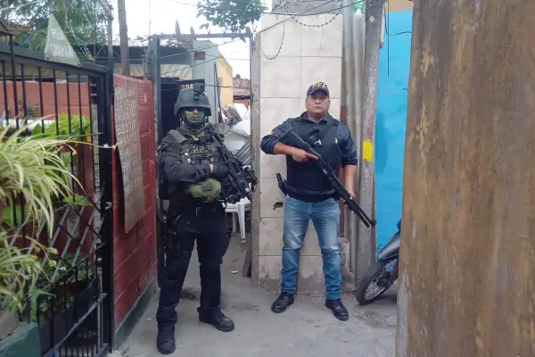 Desarticularon un punto de venta de drogas en Villa Luján y detuvieron a tres personas