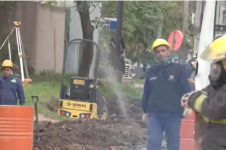 Gasnor envió cuadrillas técnicas para evaluar el daño y realizar el cierre del flujo de gas en el sector afectado. 