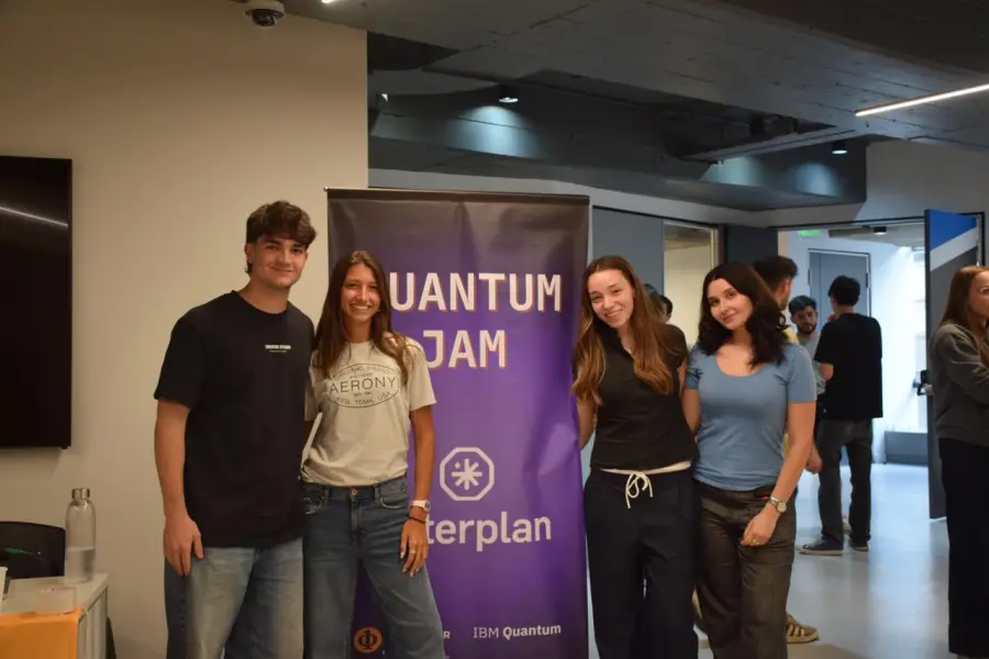 INNOVACIÓN. Juanchi, Athina, Ana Paula y Naomi, estudiantes de Ingeniería en Inteligencia Artificial de UdeSA, ganaron la competencia de computación cuántica del ITBA e IBM.