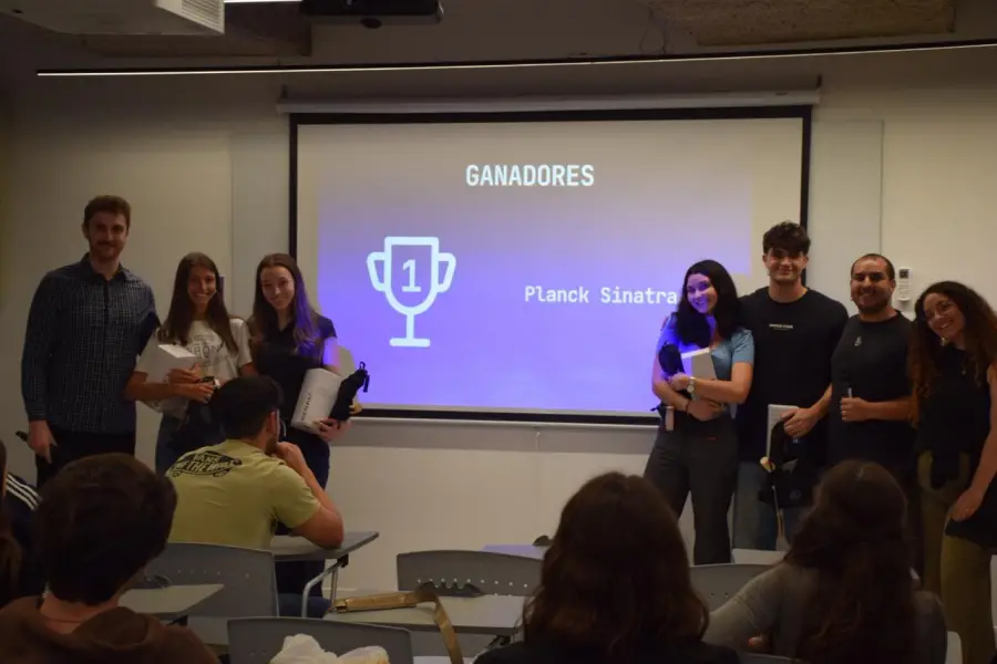 INNOVACIÓN. Juanchi, Athina, Ana Paula y Naomi, estudiantes de Ingeniería en Inteligencia Artificial de UdeSA, ganaron la competencia de computación cuántica del ITBA e IBM.