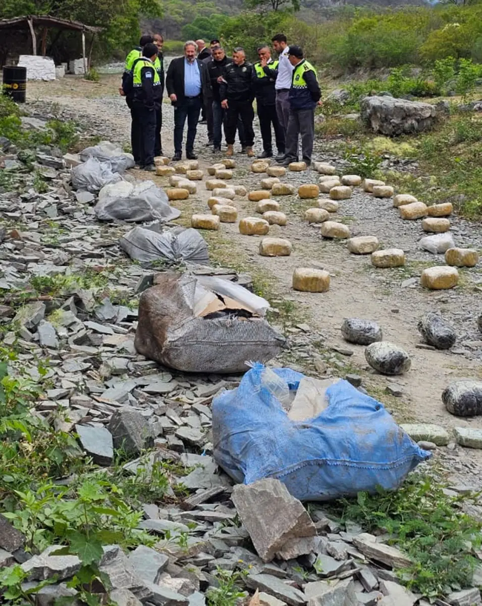 EN EL LUGAR. El fiscal Rafael Vehils Ruiz y los jefes policiales observan los paquetes con droga secuestrados.