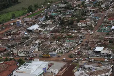 Un feroz tornado arrasó una ciudad del sur de Brasil y dejó al menos seis muertos