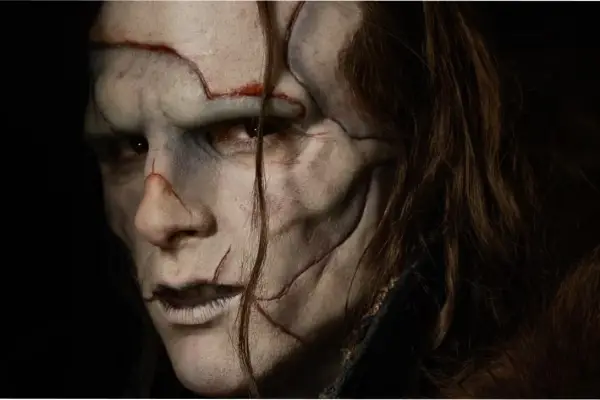 Cuál es la película de terror dirigida por Guillermo del Toro que está arrasando en Netflix