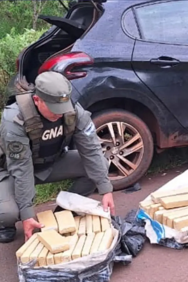 Un gendarme analiza la droga secuestrada en Misiones.
