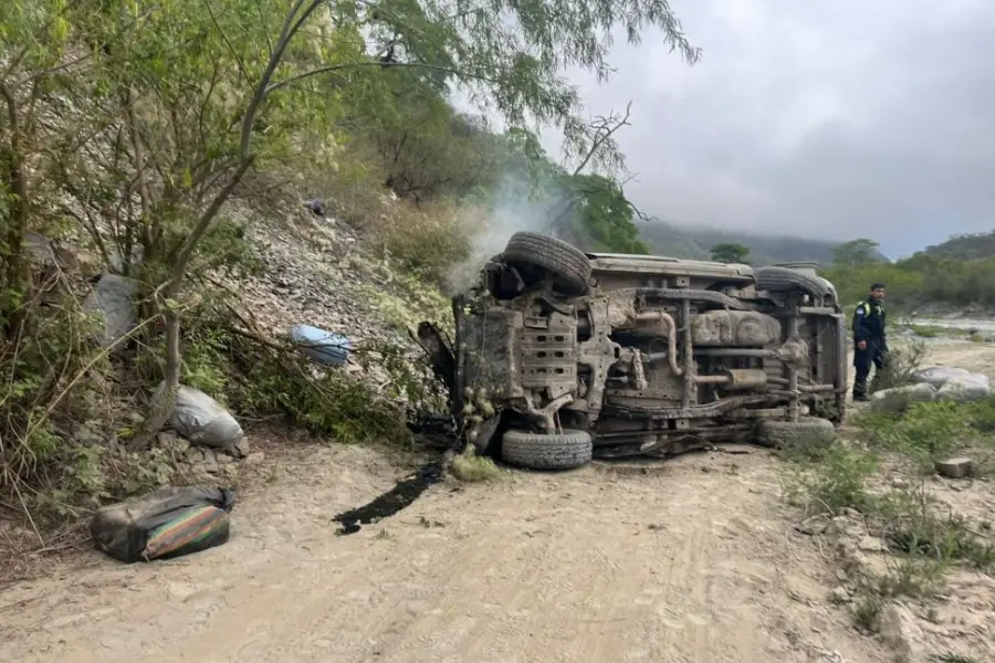 FIN DE LA FUGA. La camioneta se desbarrancó en la zona de Chuscha.