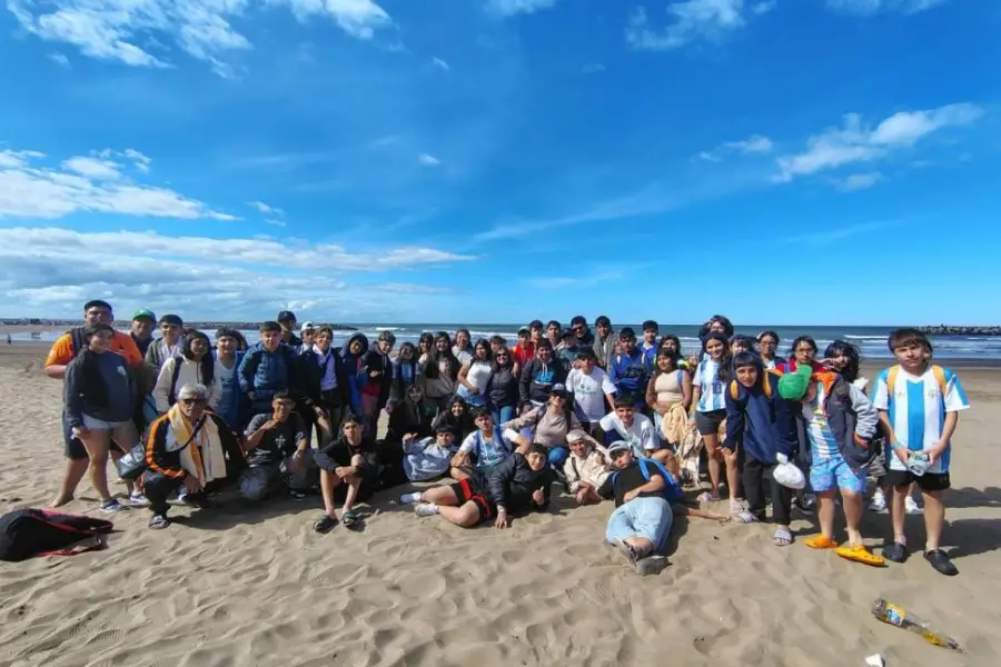 LA PLAYA. Los chicos disfrutaron nuevas experiencias y aprendizajes.