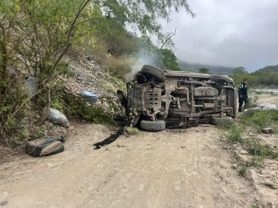 FIN DE LA FUGA. La camioneta se desbarrancó en la zona de Chuscha.