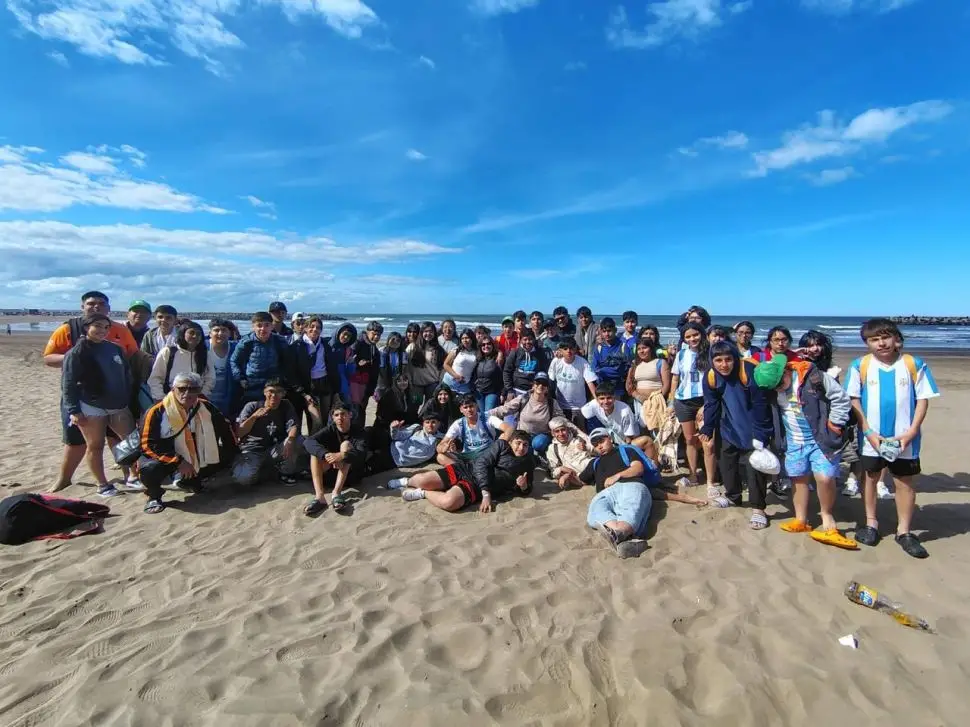 LA PLAYA. Los chicos disfrutaron nuevas experiencias y aprendizajes.