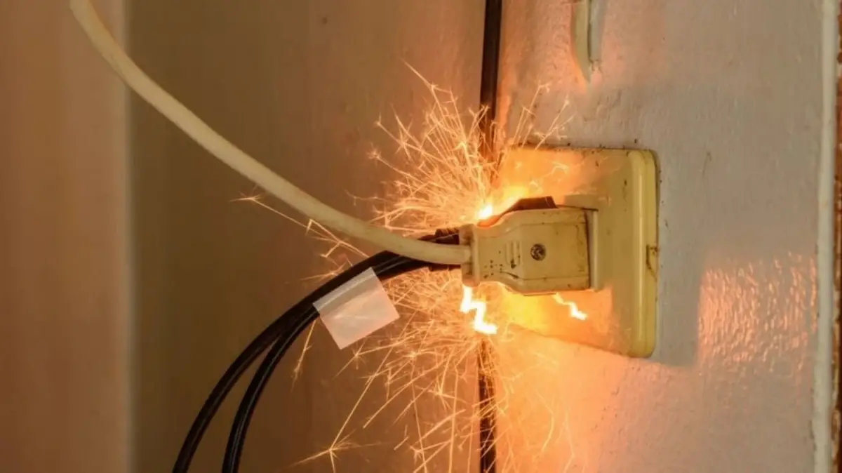 Es muy común ver chispas cuando enchufás el cargador pero también es riesgoso