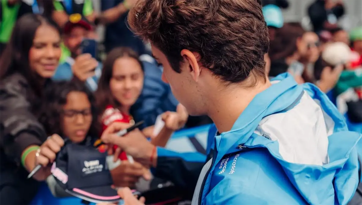 Colapinto llegó a Interlagos y firmó autógrafos