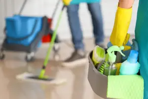 Acordaron un aumento y bono para empleadas domésticas: cómo quedan los salarios de noviembre y diciembre