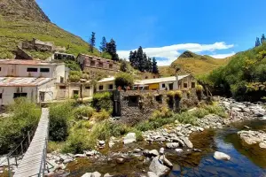 Un pueblo escondido en el corazón del Valle de Calamuchita llama la atención de los turistas: ¿cómo se llama el lugar para visitar en verano?