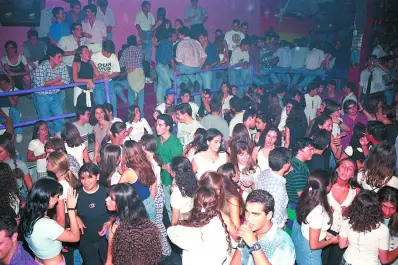 Recuerdos fotográficos: claroscuros de la noche de boliches en 1995