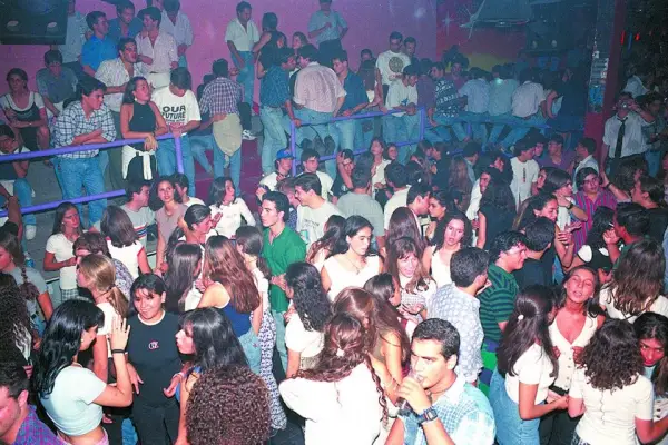 Recuerdos fotográficos: claroscuros de la noche de boliches en 1995