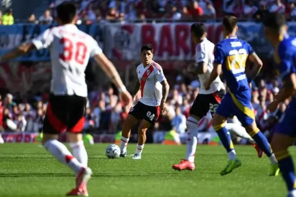 Agenda de TV: ¿a qué hora juegan Boca Juniors y River Plate el Superclásico?