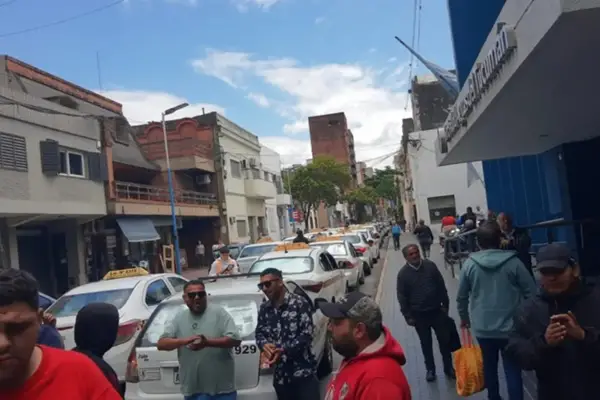 Taxistas en pie de protesta: reclaman contra las aplicaciones de viaje