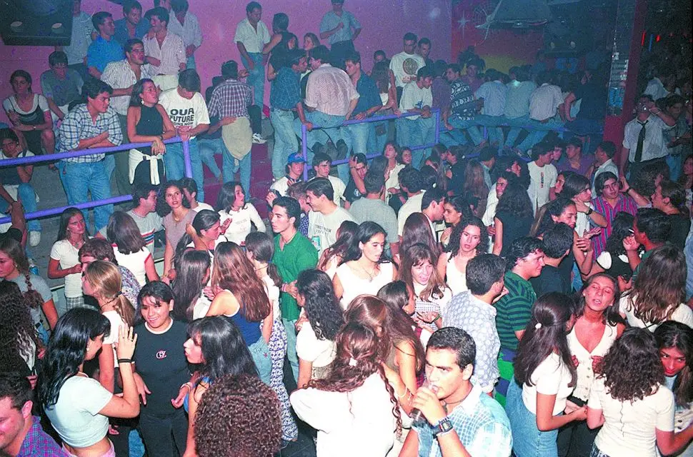 Recuerdos fotográficos: claroscuros de la noche de boliches en 1995