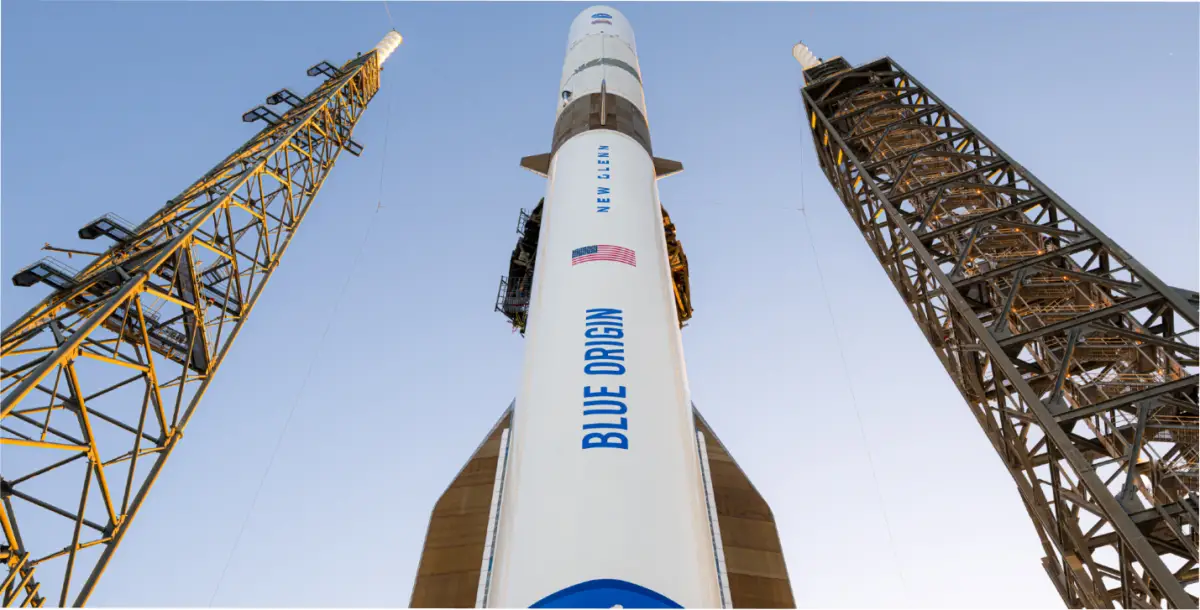 El segundo cohete New Glenn de Blue Origin se encuentra en lo alto de su plataforma de lanzamiento en la Estación de la Fuerza Espacial de Cabo Cañaveral para el lanzamiento ESCAPADE de la NASA a Marte.(Crédito de la imagen: Blue Origin/Space.com)