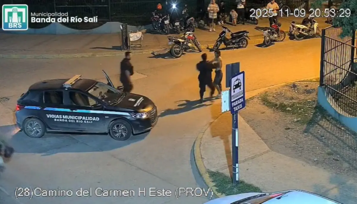 La cámara lo captó cuando agredía a sus vecinos y terminó aprehendido