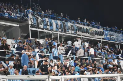 Atlético explotó en un abrazo y en insultos a la dirigencia: alivio y bronca en una misma noche