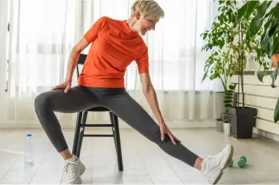 El secreto para un abdomen plano después de los 60: el poder de los ejercicios en la silla