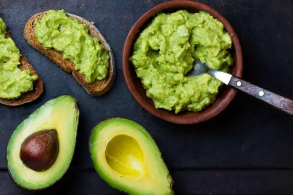 Pocos lo conocen: el error más común al cortar una palta y cómo evitarlo