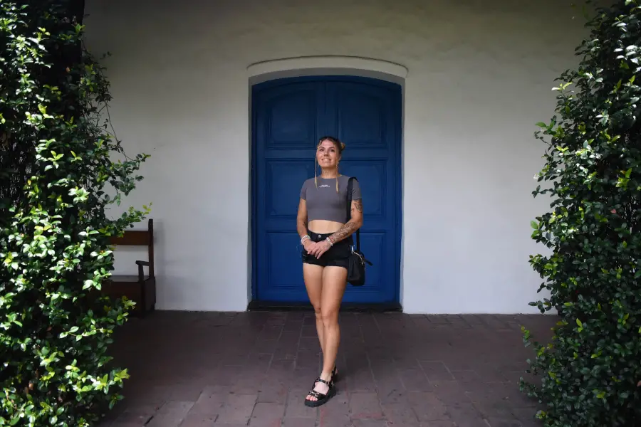 HISTORIA. En el patio de la Casa Histórica, Oliynykova escuchó atenta los relatos sobre la Independencia y se mostró emocionada por la experiencia vivida.