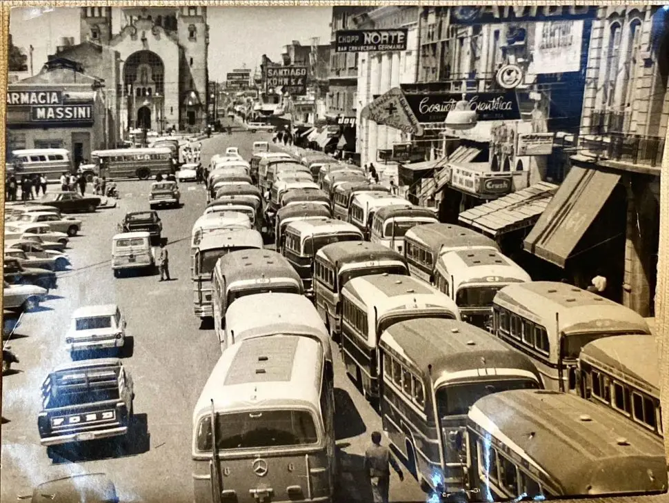 Recuerdos fotográficos: 1970. El paro de colectivos ocupa las arterias céntricas