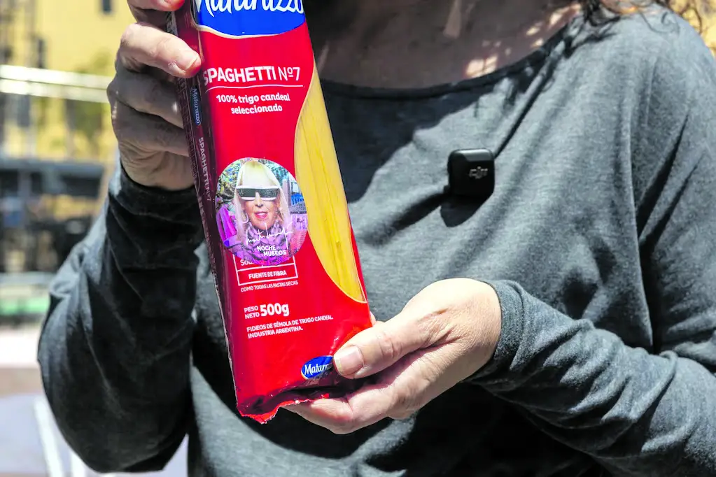 “Comerse un mito” fue la propuesta de Marta Minujín que repartió los miles de paquetes de spaghetti que revistieron su versión porteña de la Torre de Pisa.