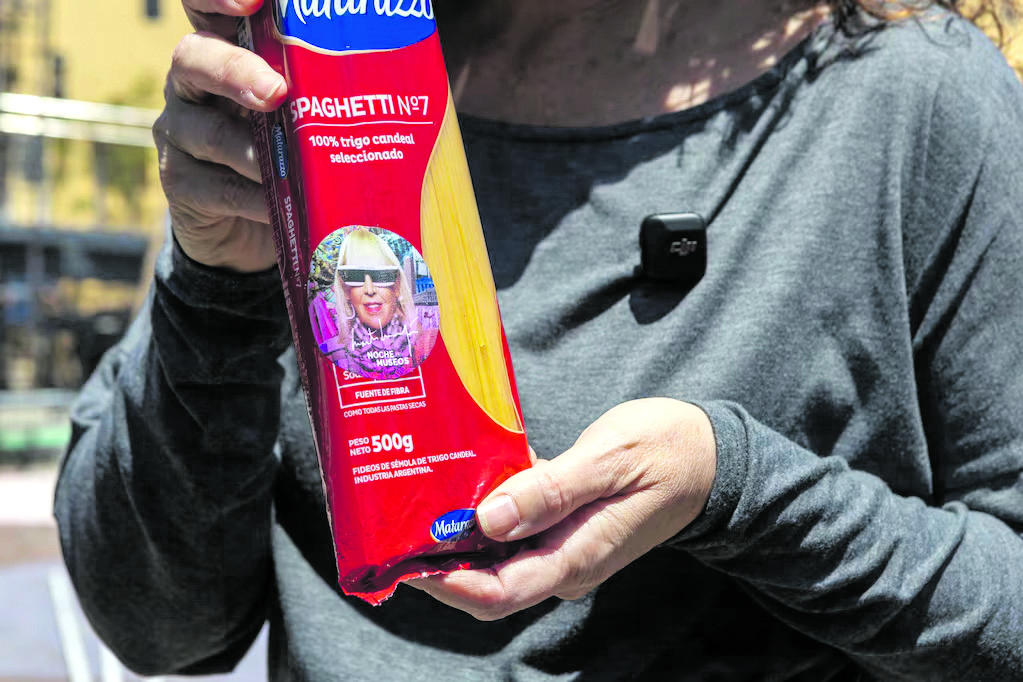 “Comerse un mito” fue la propuesta de Marta Minujín que repartió los miles de paquetes de spaghetti que revistieron su versión porteña de la Torre de Pisa.