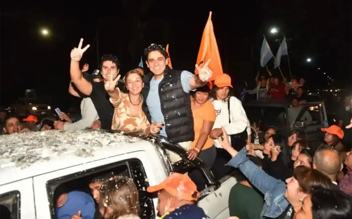 FESTEJO. Bruno Romano, de chaleco, tras haber logrado ganar la intendencia de Alberdi.
