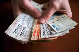 Baja de tasas de interés: ¿alivio para las familias o riesgo de más deudas?