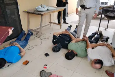 Pasan a disponibilidad a efectivos policiales que trabajaban en una vivienda junto a dos detenidos - Image 2