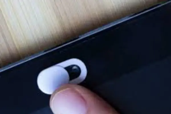 Por qué los expertos recomiendan tapar la cámara del celular con una cinta