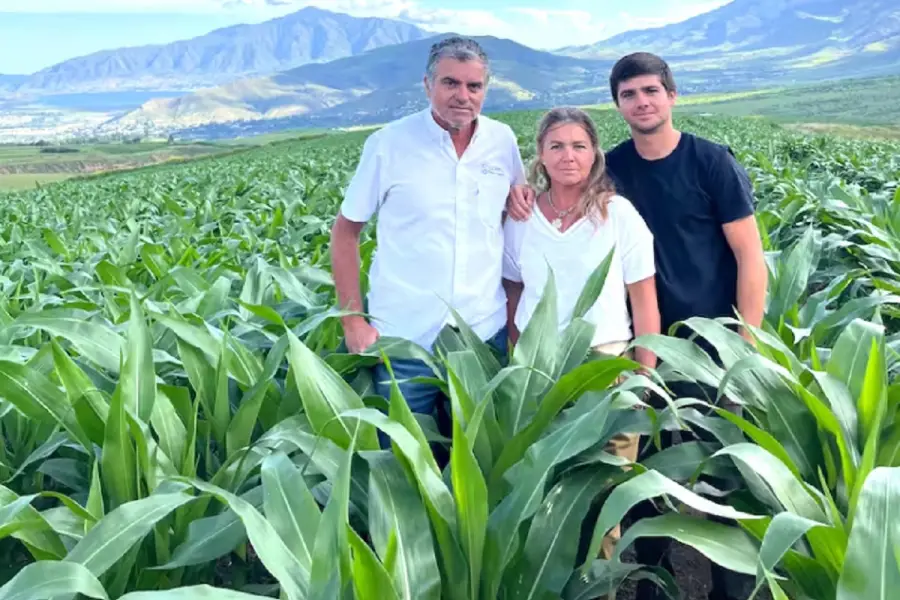 Sebastián y Sofía, y su hijo, los dueños del Tambo Señora Sofía