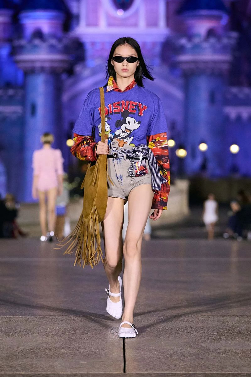 No se usará más la remera blanca básica: esta es la tendencia que viene a reemplazarla en 2026